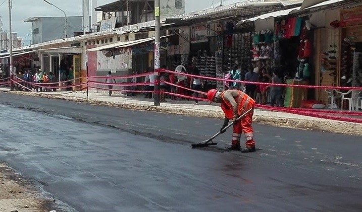 Trabajos de pavimentación en una vía urbana