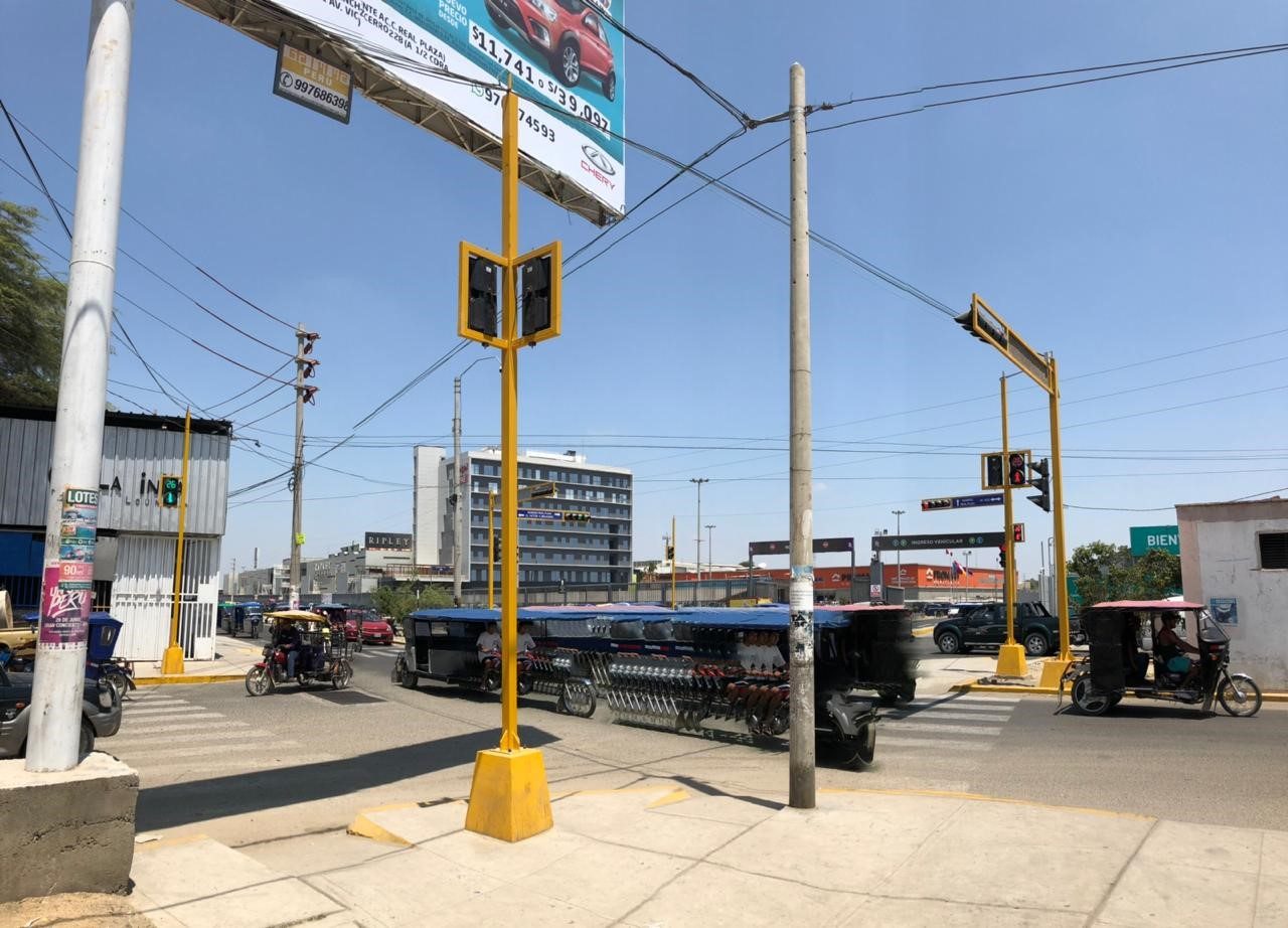 Intersección con semáforos instalados en una avenida de Piura